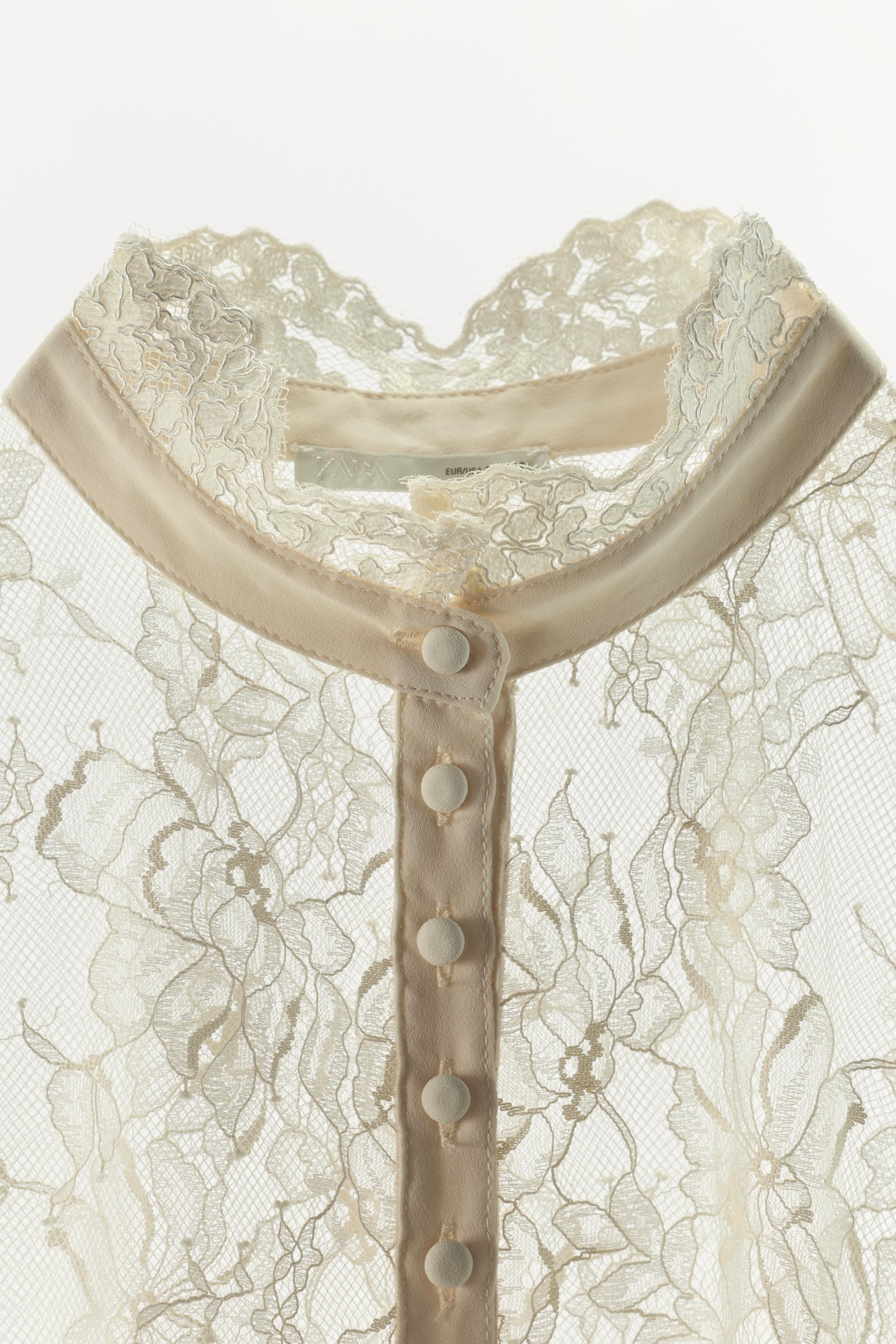 TOP EN DENTELLE À BOUTONS